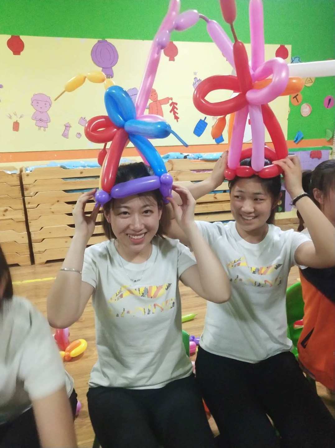 扎气球的帽子叫什么_头顶帽子扎气球的游戏_用头顶气球游戏叫啥