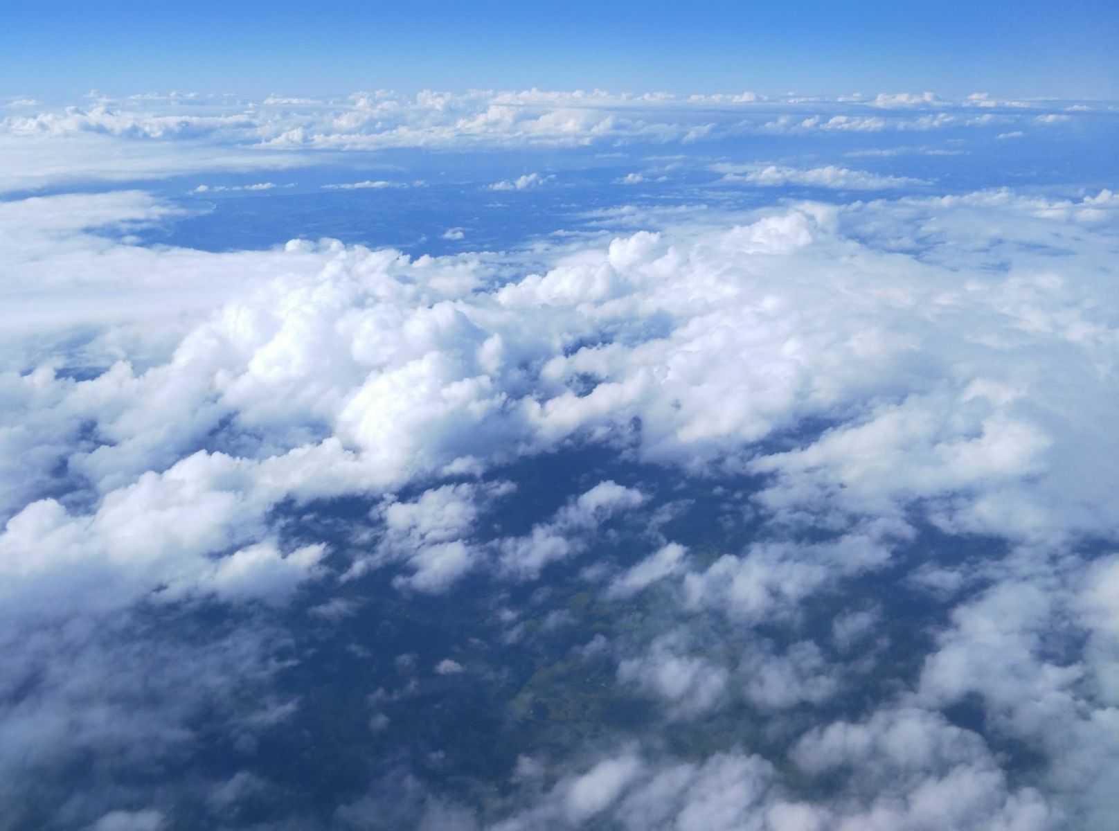 天空中飞机飞过留下的是什么_飞机飞过天空下一句_飞机飞过天空下一句是什么