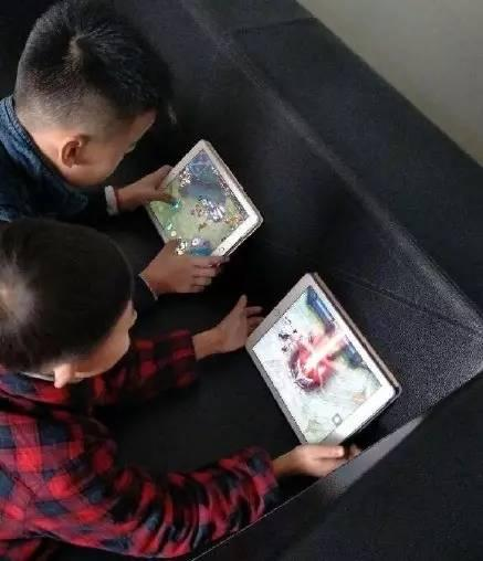 男孩子玩游戏_三岁可以玩手机游戏吗男孩_男孩玩手机游戏可以玩什么