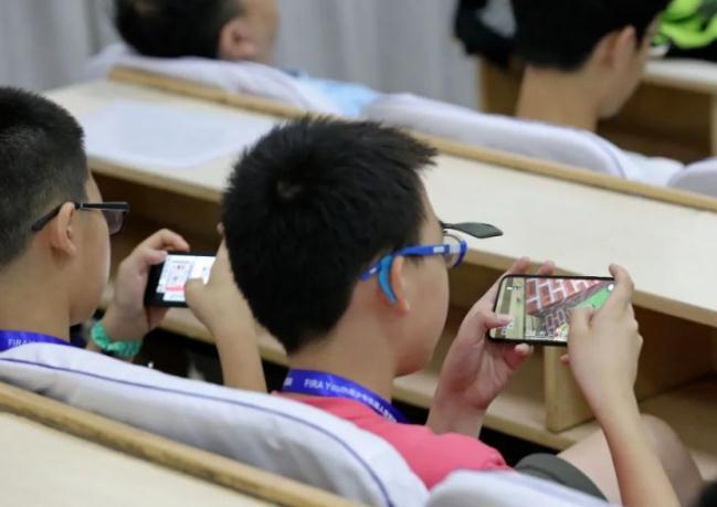 男孩子玩游戏_男孩玩手机游戏可以玩什么_三岁可以玩手机游戏吗男孩