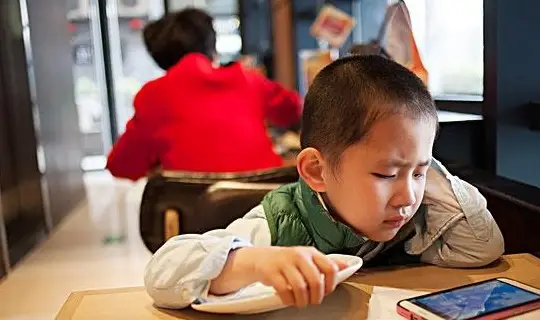 男孩子打游戏_男孩爱玩手机游戏怎么办_十岁男孩手机打游戏怎么办